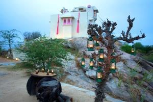 RaipurBrij Lakshman Sagar, Pali的山丘上树上带蜡烛的房子