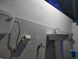 洪达尔Royal Riders Camp的浴室设有水槽和卫生纸卷