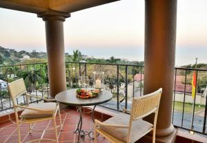 巴利托巴利托葡萄园宾馆的设有一个配有桌椅并享有美景的阳台。