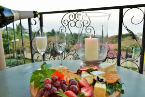 巴利托巴利托葡萄园宾馆的桌上的一盘带蜡烛和酒杯的食物