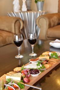 巴利托巴利托葡萄园宾馆的两杯葡萄酒和一盘桌上的食物