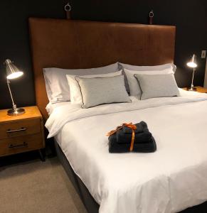 比勒陀利亚MENLYN MAINE - One Bedroom Penthouse - NO LOAD SHEDDING!!的一间酒店客房,配有一张带袋子的床