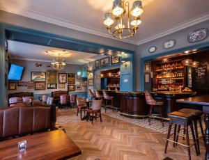 CastlecomerAvalon House Hotel的餐厅设有酒吧和桌椅