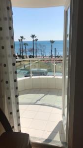 安塔利亚奥尔比亚公寓酒店的享有海滩和海洋美景的阳台。