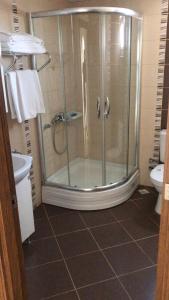 安塔利亚奥尔比亚公寓酒店的带淋浴和卫生间的浴室