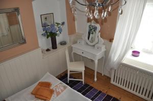 珀劳Das Pernerhaus的一间卧室配有梳妆台、镜子和椅子
