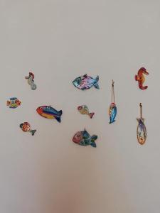 托雷坎内Blue Sea Apartment的挂在墙上的一组鱼饰物