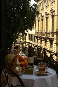 维罗纳波尔莎里住宅酒店的阳台上的桌子上摆放着水果