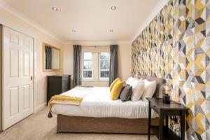 艾尔The Lucas - Donnini Apartments的一间卧室配有一张带黄色枕头的床