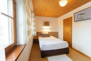基希海姆欧瓦尔兰德酒店的小房间设有床和窗户