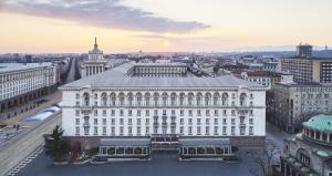 索非亚Sofia Balkan Palace的城市中一座大建筑的空中景观