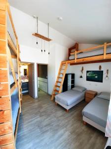 比斯卡罗斯海滩La Maison Bisca的一间带两张双层床的卧室和楼梯