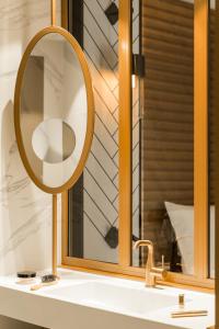 卢森堡旧桥酒店的浴室水槽上方设有镜子