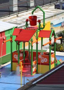 马尔格莱特德玛帕皮酒店的一个带水滑梯的色彩缤纷的水上公园