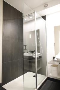 圣马迪拉莫勒范加西尔酒店的一个带水槽的玻璃淋浴间