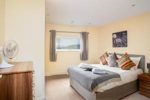 斯旺西Coastal City Rooms - Waterfront的一间卧室设有一张床和一个窗口