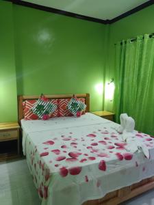 锡基霍尔Stella'z guesthouse的一间卧室配有一张玫瑰花瓣覆盖的床。