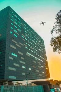 拉合尔尼莎乔哈尔镇酒店的一座大型建筑,飞机飞越了它