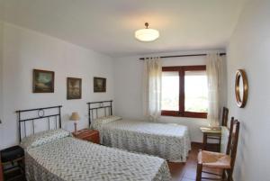 卡隆赫Club Villamar - Anabel的一间卧室设有两张床和窗户。