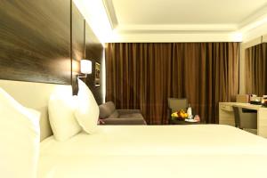斯法克斯Radisson Hotel Sfax的酒店客房,配有床和沙发