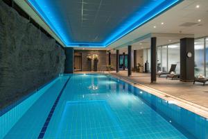 瓦尔斯彼尔德伯格酒店的蓝色灯光的酒店游泳池