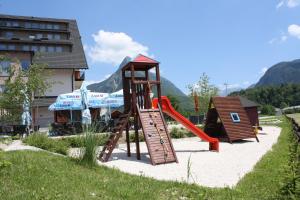 博维茨Hotel Mangart的一个带滑梯和游戏结构的游乐场