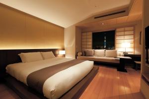 东京东京东方21世纪酒店的一间卧室配有一张床、一张书桌和一个窗户。