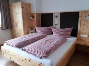 富尔普梅斯Singerhof的一张床上有两个枕头的房间