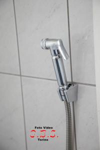 蒂亚斯Casa Dany的浴室内带软管的淋浴头