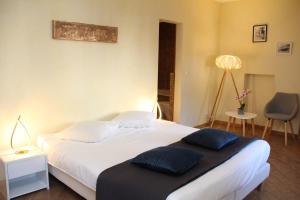 日内瓦迪泽伦斯旅馆公寓的卧室配有带蓝色枕头的大型白色床