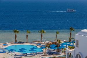 沙姆沙伊赫Pickalbatros Palace Sharm - "Aqua Park"的游轮享有游泳池和大海的景致