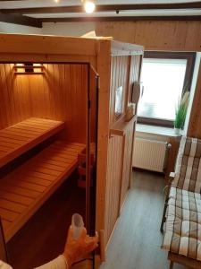 特里滕海姆Ferienhaus Elisa的客房设有带窗户的桑拿浴室。