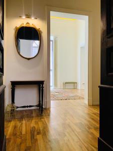 卡塔尼亚Beretti Home的客厅设有镜子和壁炉