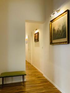 卡塔尼亚Beretti Home的走廊上设有长凳和墙上的绘画