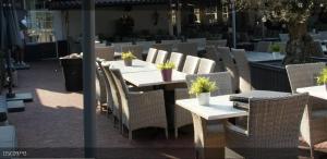 LathumChalet Seeliebe的户外餐厅设有桌子和藤椅