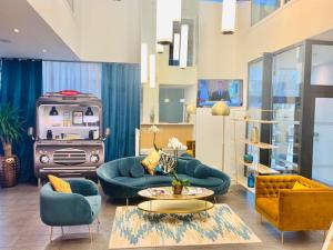 楠泰尔楠泰尔拉德芳斯酒店的客厅配有蓝色的家具和炉灶。