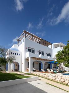 女人岛Casa Sienna Lia Spacious House的一座带游泳池的大型白色房屋