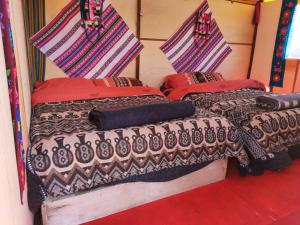 Uros Quechua`s Lodge Titicaca客房内的一张或多张床位