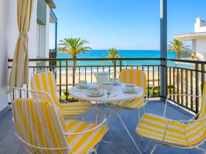 库尼特Apartment Costa Playa by Interhome的阳台配有桌椅