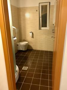 蒂米什瓦拉凡蒂亚酒店的一间带卫生间和水槽的浴室