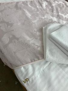 蒂米什瓦拉凡蒂亚酒店的一张带白色床单的床铺