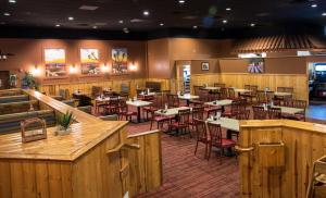 卡森市砂金西酒店的餐厅内带桌椅的用餐室