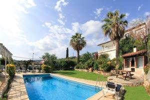 卡隆赫Club Villamar - Citron的棕榈树庭院内的游泳池