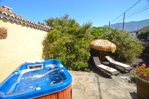 埃尔帕索El Morro的蓝色的热水浴缸位于房子旁边