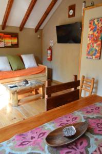 拉安戈斯图拉镇Casa Del Sol的一间卧室配有一张床和一张桌子及托盘
