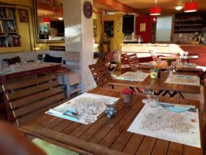 CamuracChalet et mobil homes dans la montagne au Camping les Sapins的餐厅设有木桌和玻璃杯椅子