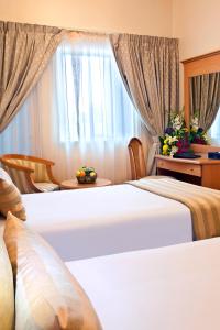迪拜地标广场酒店的酒店客房设有两张床和窗户。