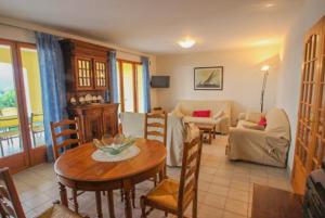 卡隆赫Club Villamar - Mas Pere View的客厅配有桌子和沙发