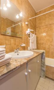 拉戈斯亿贝尔拉各斯酒店的一间带水槽和镜子的浴室