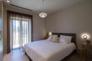 哈利库纳斯Almyra Villas的一间卧室设有一张大床和一个大窗户